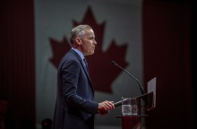 Explainer: Πώς ο Τραμπ κατέστησε δυνατή τη νίκη του Κάρνεϊ στον Καναδά 