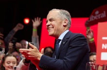 «Πυρά» Κάρνεϊ κατά Τραμπ: Να μη ξεχάσουμε την αμερικανική «προδοσία»