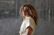 Η Εύα Οικονόμου-Βαμβακά, καλλιτεχνική διευθύντρια του ΔΗΠΕΘΕ Καβάλας, σκηνοθετεί το «Λίβινγκ Ρουμ» στο Θέατρο Τέχνης