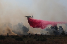 αεροσκαφος ψεκαζει για πυρκαγιες