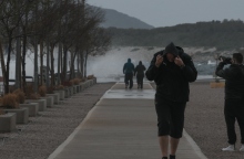 βροχη, ανεμος, περαστικοι, λιμανι