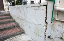 Βούτες Ηρακλείου-Ρηγματώσεις: Κατολίσθηση «βλέπει» ο καθηγητής Λουπασάκης