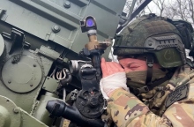 Ρώσος χειριστής πυροβολικού στην περιφέρεια του Κουρσκ