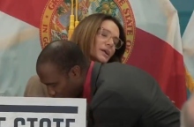 ΗΠΑ: Γερουσιαστής κατέρρευσε την ώρα της ομιλίας της - Βίντεο