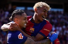 παιχτες ποδοσφαιρου πανηγυριζουν