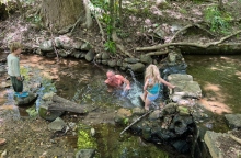 Ο Ρόμπερτ Κένεντι Τζούνιορ κάνει μπάνιο σε μολυσμένο ρυάκι με τα εγγόνια του