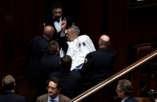 βουλευτής ντύθηκε… φάντασμα στο ιατλικο κοινοβουλιο