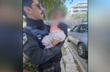 αστυνομικος κραταει βρεφος