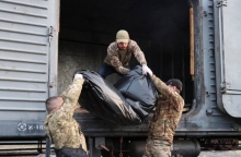 στρατιωτες μεταφερουν πτωμα