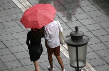 ζευγαρι, βροχη, ομπρελες