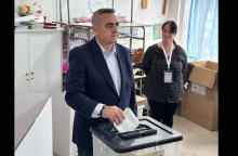 Ο Φρέντη Μπελέρης ψηφιζει