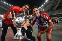 ΟΦΗ-Ολυμπιακός: Συγκίνησε ο Γιάννης Παπαστεφανάκης με το κύπελλο Ελλάδας