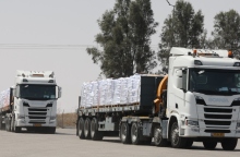 Φορτηγά με ανθρωπιστική βοήθεια στα σύνορα Αιγύπτου Γάζας