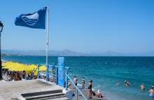 Γαλάζια σημαία στη παράλια του Λουτρακίου