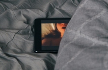 tablet, κρεβατι