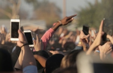 χερια κρατουν κινητα