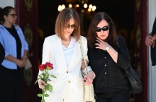 Νίκος Γαλανός: Στα λευκά η Κάτια Δανδουλάκη για να πει το τελευταίο αντίο με δύο κόκκινα τριαντάφυλλα