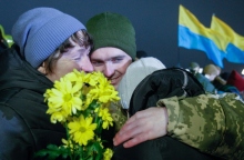 ανταλλαγη αιχαμλωτων, ανθρωποι αγκαλιαζονται