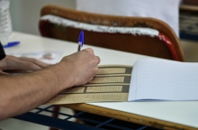 μαθητης γραφει εξετασεις
