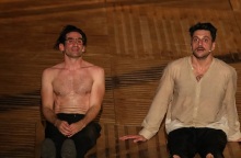 Οδυσσέας Παπασπηλιόπουλος και Γιώργος Χρυσοστόμου στους Όρνιθες σε σκηνοθεσία Άρη Μπινιάρη