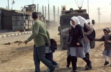 Κάτοικοι της Λωρίδας της Γάζας μπροστά από ισραηλινό όχημα