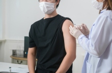 γιατρος εμβολιαζει ασθενη