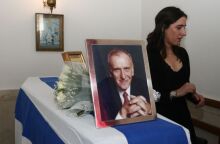 Ο Χρήστος Ροκόφυλλος, πρέσβης επί τιμή και πρώην υπουργός του ΠΑΣΟΚ, του οποίου υπήρξε ιδρυτικό μέλος, απεβίωσε τα ξημερώματα του Σαββάτου σε ηλικία 94 ετών.