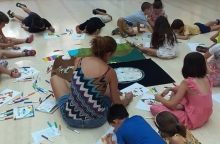 Δήμος Αθηναίων, δασκαλα παιζε με μικρα παιδια