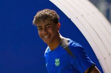 Ο Λαμίν Γιαμάλ καθυστερεί την υπογραφή του συμβολαίου του με την Μπαρτσελόνα για να είναι παρούσα η γιαγιά του, Φατίμα, τιμώντας τις ρίζες του.