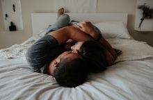 Υπάρχει λόγος που κοιμόμαστε καλύτερα μετά το σεξ, σύμφωνα με επιστημονική μελέτη