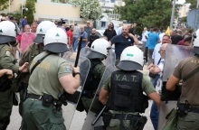 Οδηγοι ταξι συγκρούονται με τα ΜΑΤ