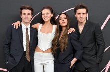 Κρουζ Μπέκαμ, Νίκολα Πελτζ, Βικτόρια Μπέκαμ και Μπρούκλιν Μπέκαμ