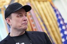 Ο Έλον Μασκ με μαυρισμένο μάτι