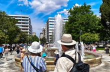 καιρος, πλατεια, συντριβανι, τουριστες