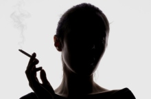 γυναικα καπνιζει