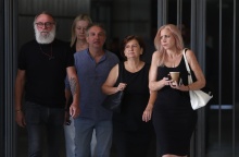 Συγγενεις θυμάτων έξω από το Εφετείο Αθηνών