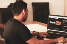 Ντελακρουά αντί για Pornub θα βλέπουν στη Γαλλία