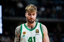 Ο Ερνανγκόμεθ του Παναθηναϊκού έμεινε στο γήπεδο και παρακολούθησε την απονομή στον Ολυμπιακό