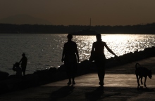 Καιρός, παραλια, ηλιοβασιλεμα, περαστικοι