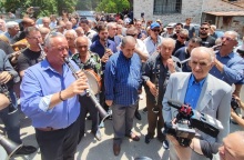 Με χειροκροτήματα, κλαρίνα και το μοιρολόι της Μαριόλας αποχαιρέτησαν τον Πετρουλούκα Χαλκιά στο Δελβινάκι Πωγωνίου