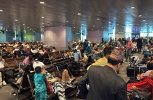 Κατάρ, επιβατες αεροδρομιου σε αναμονη