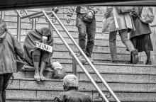 αστεγος ζητιανευει στο κεντρο της Αθηνας