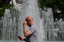 Καιρός, συντριβανι, περαστικοι