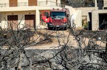 Πυροσβεστική για φωτιά στην Παλαιά Φωκαία: Mεγάλη μάχη με τις φλόγες ανάμεσα σε σπίτια