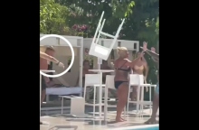 Ισπανία, Ποδοσφαιριστής πετά καρεκλα σε γυναικα