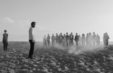 Ο Χάρης Φραγκούλης στον ρόλο του ξένου στη νέα παράσταση του Μαρμαρινού στην Επίδαυρο