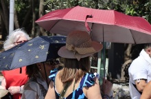 Καιρός: Ο καύσωνας «έβρασε» τη χώρα - Ποιες περιοχές της Αττικής έπιασαν κόκκινο