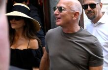 Τζέφ Μπέζος και Λορέν Σάντσεζ εμφανίζονται για πρώτη φορά μετά τον λαμπερό γάμο τους στη Βενετία