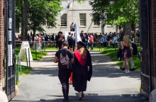 Τραμπ, πανεπιστημιο, φοιτητες, διαδηλωτες, σημαιες