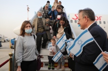 Ισραηλινοί αποβιβαζονται απο αεροπλανο